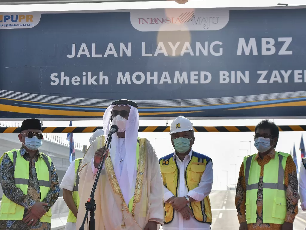 Duta Besar Uni Emirat Arab (UEA) Abdullah Saled Obeid Al Dhaheri (kedua kiri) memberikan sambutan saat menghadiri acara peresmian pergantian nama tol Jakarta-Cikampek II layang di Bekasi, Jawa Barat, Senin (12/4/2021). Tol layang Japek resmi berubah nama 
