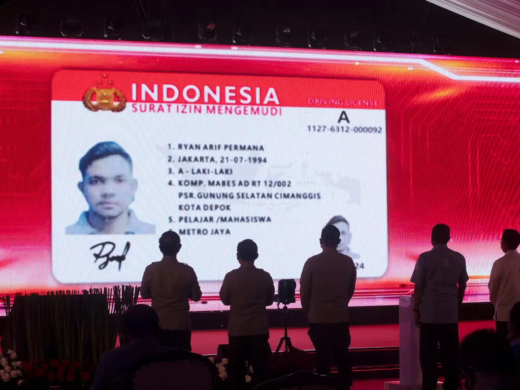  Desain SIM ditayangkan saat peluncuran aplikasi SIM Nasional Presisi Korlantas Polri (Sinar) untuk perpanjangan SIM secara daring di Jakarta, Selasa (13/4/2021).  (photo/ANTARA FOTO/ Reno Esnir)