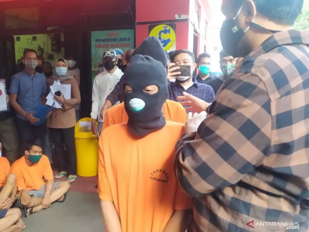 Polisi menangkap pelaku tindakan asusila anak berinisial AS (44) di Polrestabes Bandung, Jawa Barat. (ANTARA/Bagus Ahmad Rizaldi)