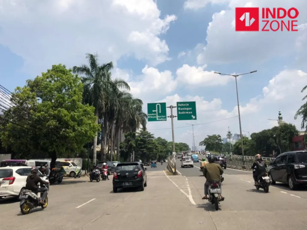 Suasana jalan ibu kota di hari pertama puasa, Selasa (13/4/2021) siang. (INDOZONE/Samsudhuha Wildansyah)