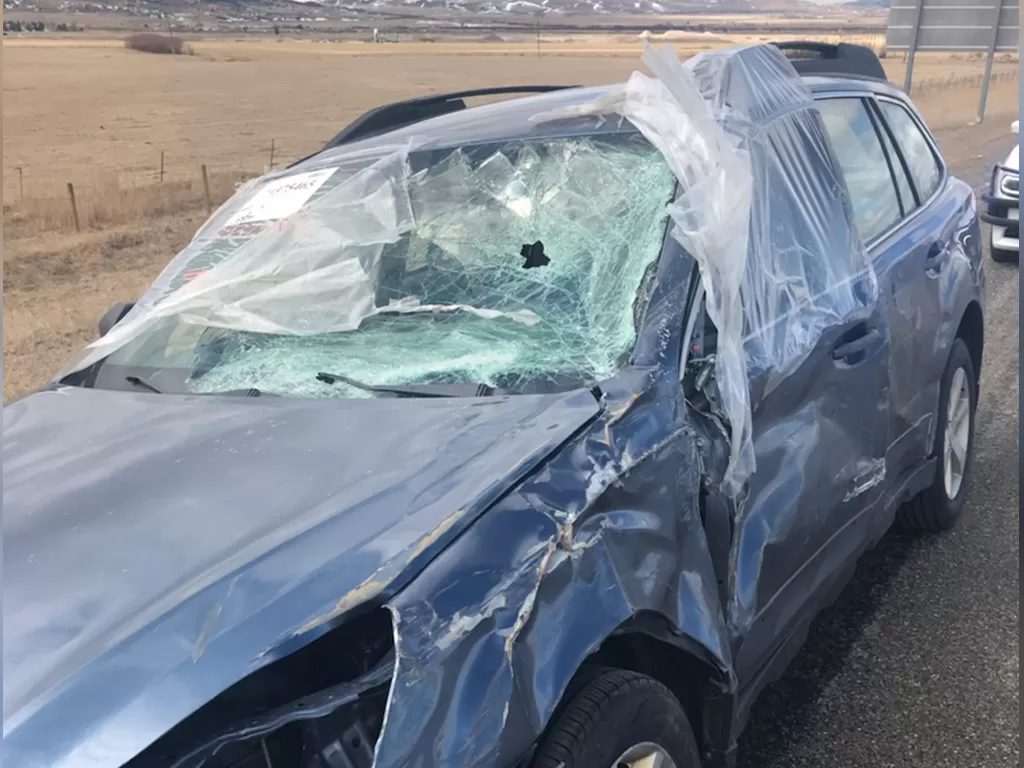 Mobil Subaru yang mengalami kecelakaan (photo/Facebook/Montana Highway Patrol)