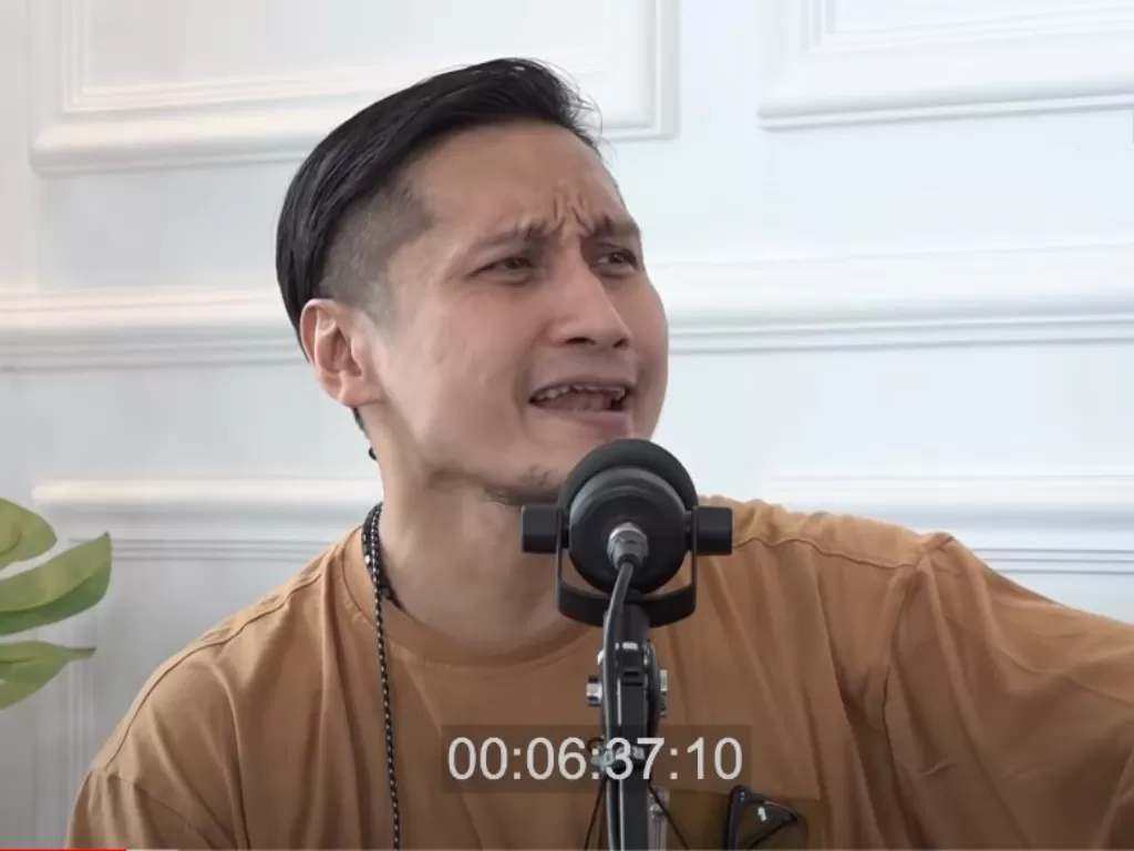 Arie Untung berkomentar soal tangga Raja Salman jadi blunder. (Youtube/Daniel Mananta)