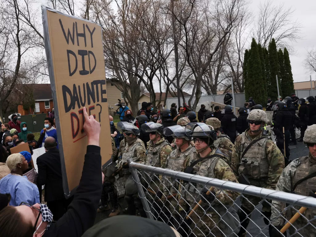 Pengunjuk rasa berunjuk rasa di luar Departemen Kepolisian Brooklyn Center (REUTERS/Leah Millis)