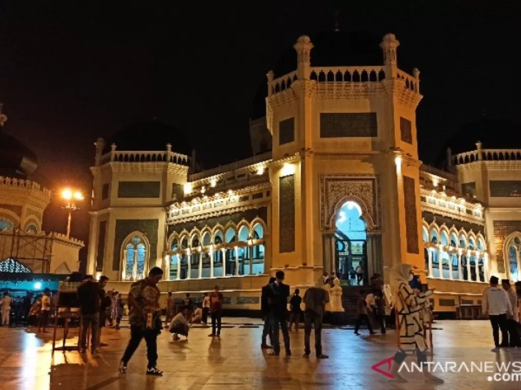 Masyarakat memadati Masjid Raya Al Mashun Medan, Sumatera Utara pada Senin (12/4/2021) malam untuk melaksanakan shalat tarawih pertama 1 Ramadhan 1442 Hijriah. (photo/ANTARA/Nur Aprilliana Br Sitorus)