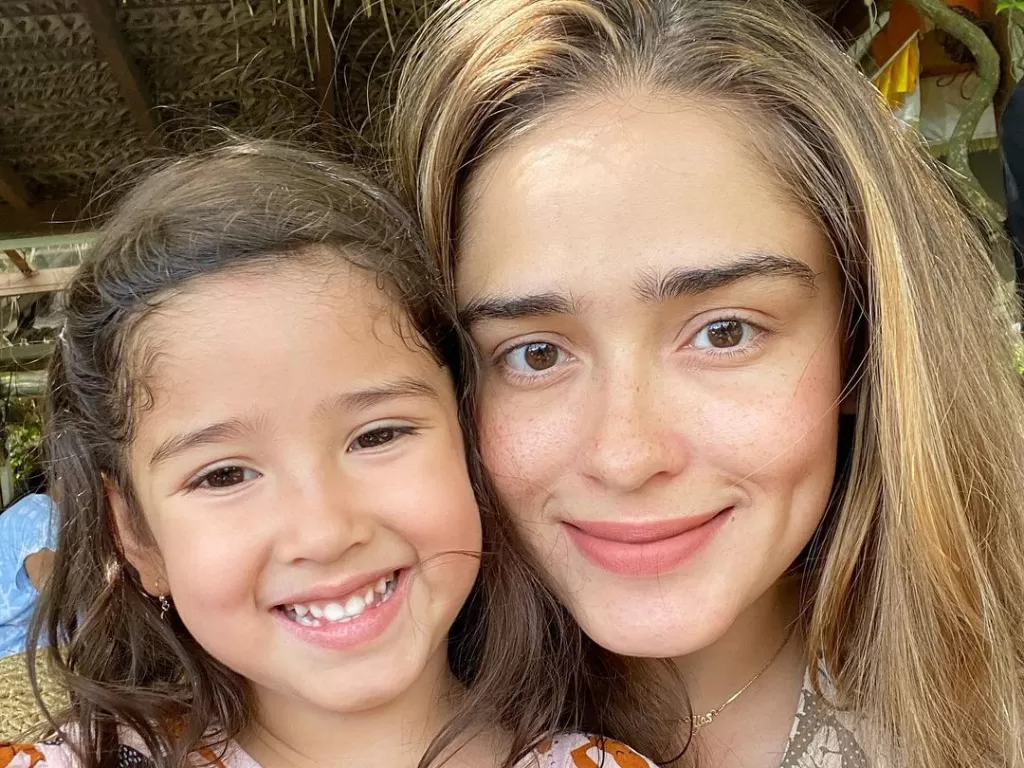 Yasmine Wildblood dan Putrinya. (Instagram/@yasminewildblood)
