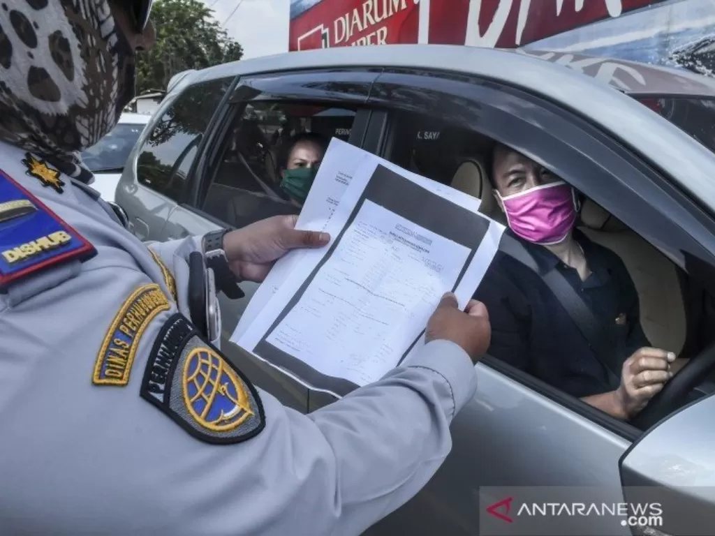 Petugas gabungan memeriksa pengendara yang akan masuk ke wilayah DKI Jakarta (ANTARA FOTO/Muhammad Adimaja)