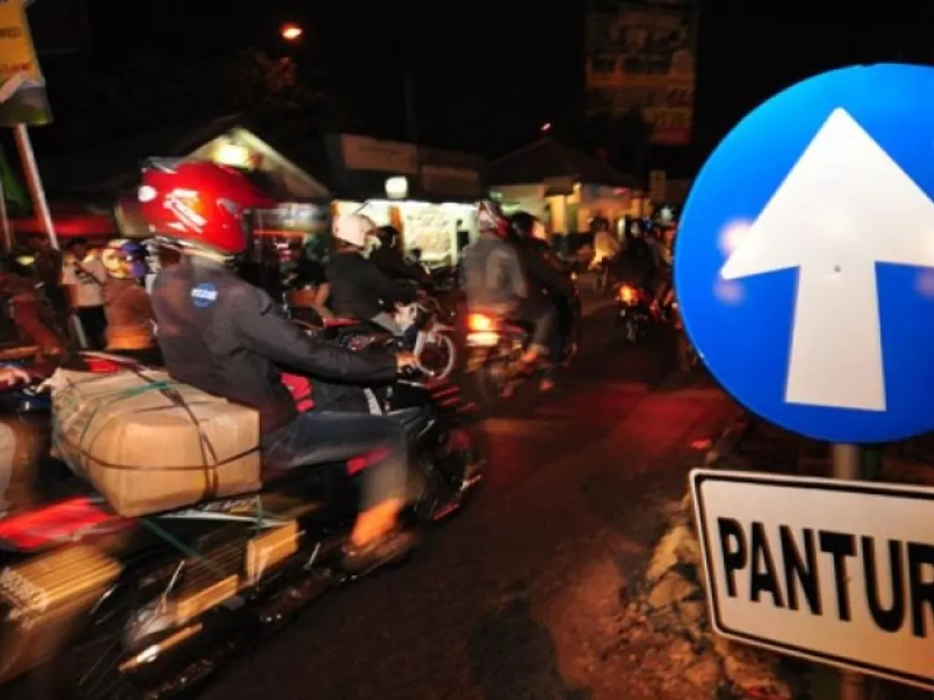 Ilustrasi: Sejumlah pemudik bersepeda motor dari arah Jakarta melintas di Jalan H.Juanda, Bekasi, Selasa (14/8) malam. (FOTO ANTARA/Dian Dwi Saputra) 