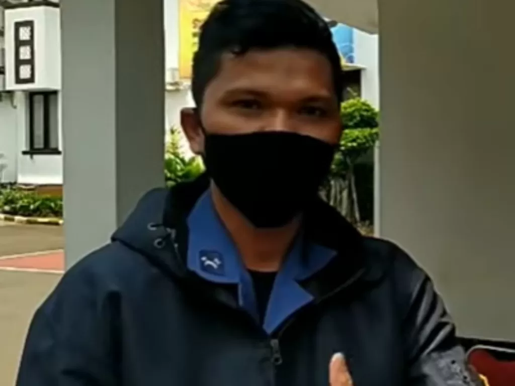 Sandi, petugas pemadam kebakaran Depok yang berani bongkar korupsi di dinasnya. (Facebook)