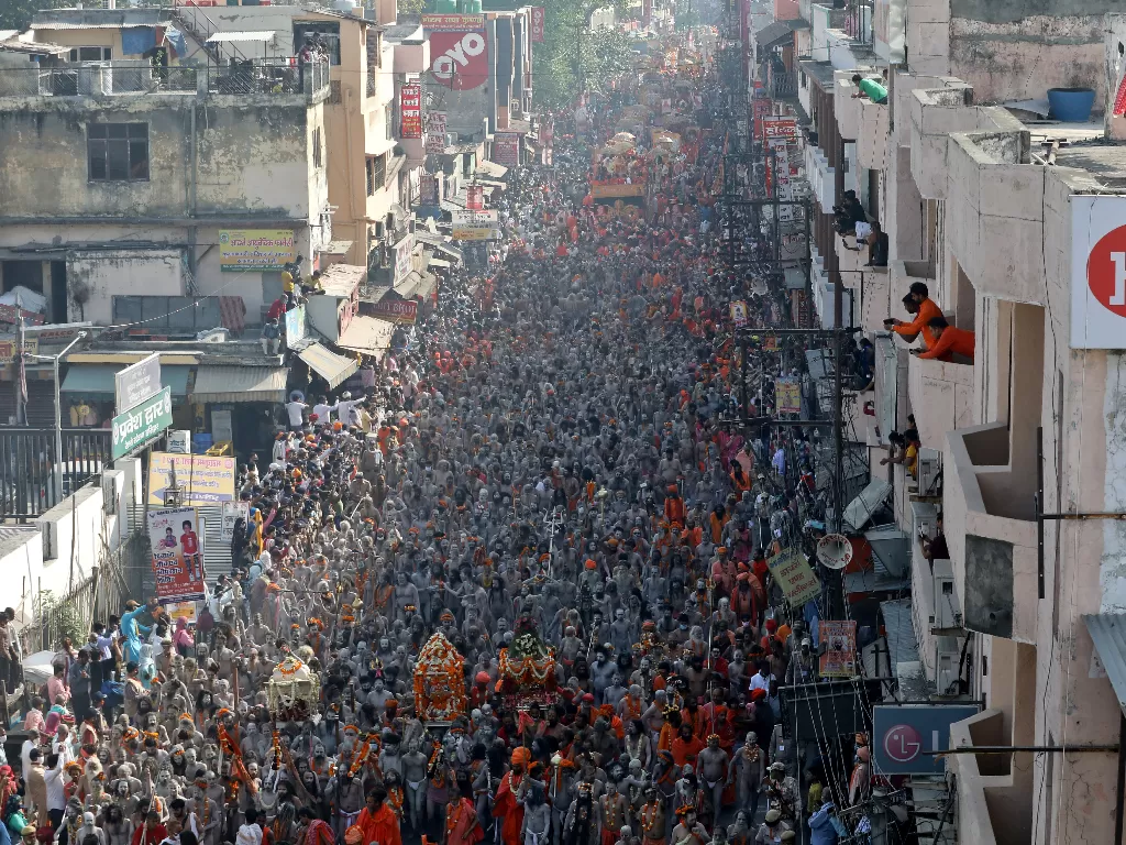 Ribuan pertapa suci Hindu berpartisipasi dalam prosesi pengambilan air dari Sungai Gangga yang merupakan rangkaian dari perayaan 