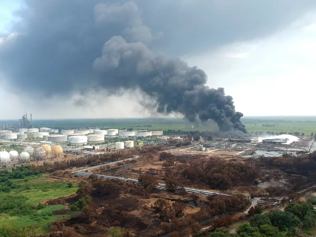 Suasana kebakaran tangki minyak milik Pertamina RU VI Balongan, Indramayu, Jawa Barat, Rabu (31/3/2021). (ANTARA/Dedhez Anggara)