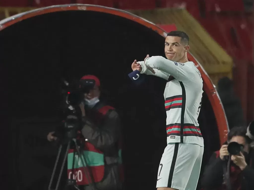 Cristiano Ronaldo yang kecewa usai golnya dianulir wasit pada laga kualifikasi Piala Dunia 2022 melawan Serbia. (REUTERS)