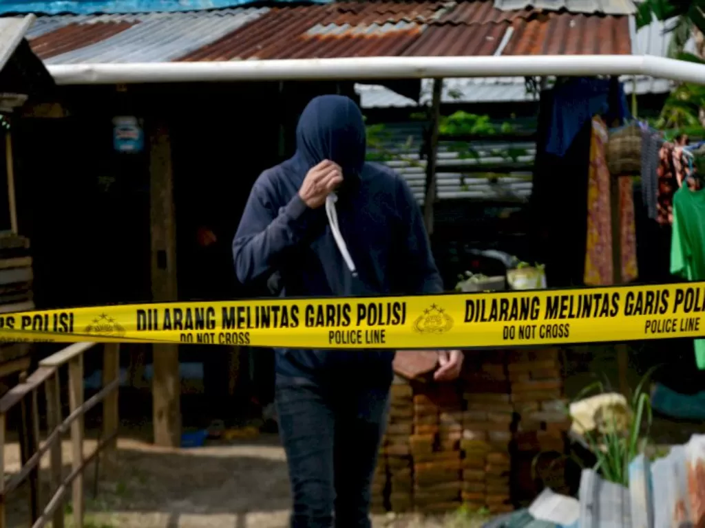 Petugas kepolisian berjalan di sekitar rumah terduga teroris usai penggerebekan di Kecamatan Biringkanaya, Makassar, Sulawesi Selatan, Kamis (15/4/2021). (ANTARA FOTO/Abriawan Abhe).