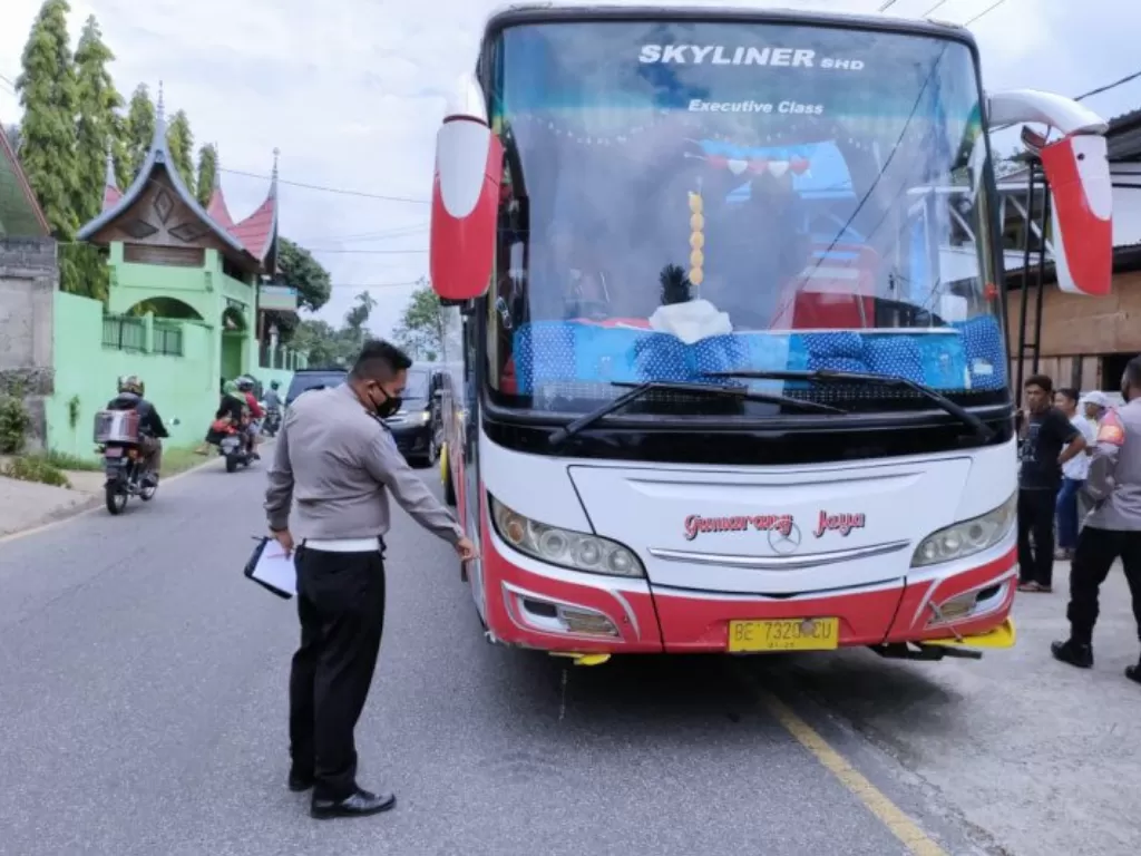  Polisi saat memeriksa dan melakukan olah tempat kejadian perkara (TKP) setelah kecelakaan Bus Gumarang Jaya, Kamis (15/4/2021). (photo/ANTARA/HO-Humas Polres Padangpanjang)