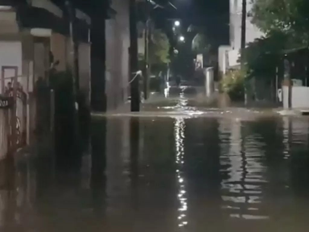 Banjir rendam permukiman warga di Cipinang Melayu akibat luapan Kali Sunter, Kamis (15/4/2021). (ANTARA/HO)