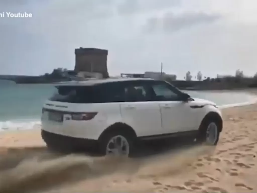 Mobil Range Rover Evoque yang melaju di sebuah pantai (photo/YouTube/Corriere della Sera)