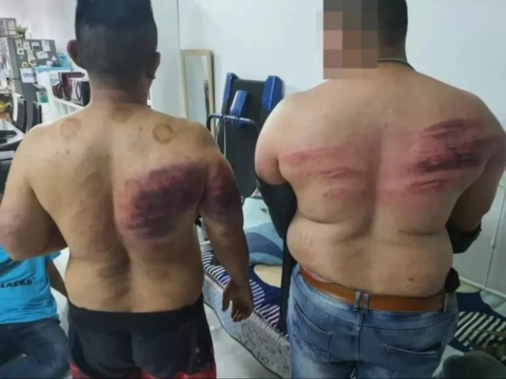 Dua karyawan yang dipukul majikan karena puasa. (Photo/Berita Harian)