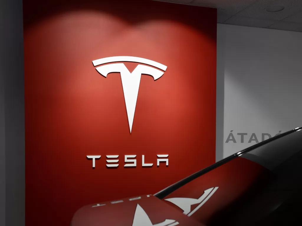 Tampilan logo perusahaan Tesla di salah satu showroom-nya (photo/Unsplash/Milan Csizmadia)