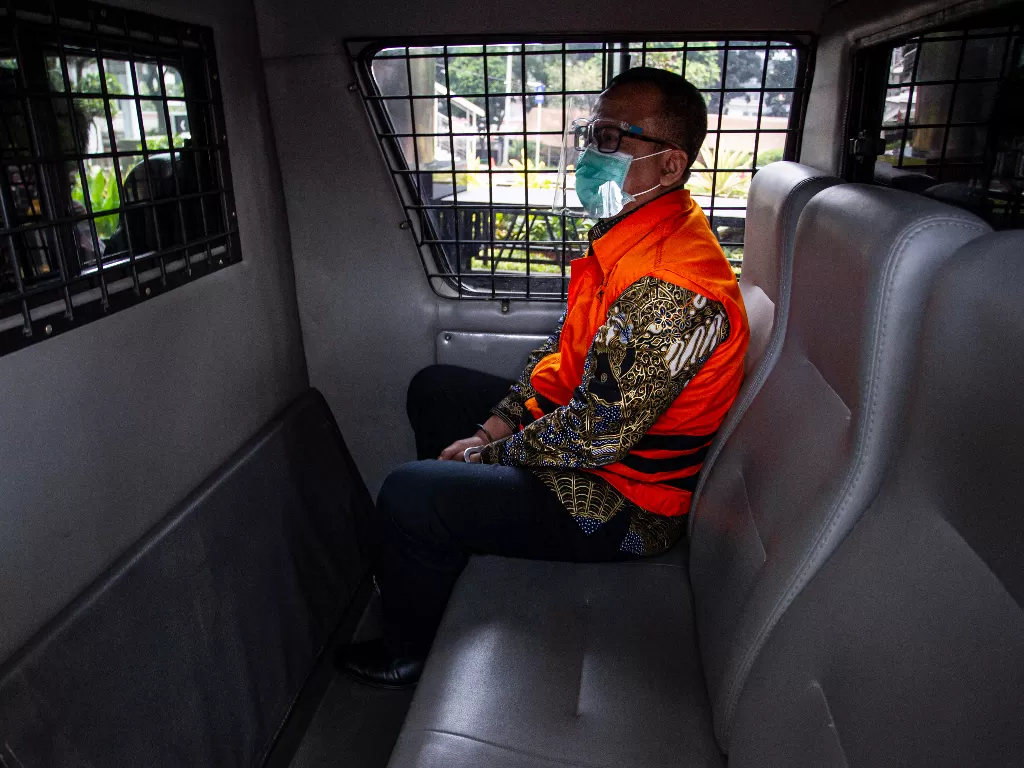 Mantan Menteri Kelautan dan Perikanan (KKP) Edhy Prabowo berada di dalam mobil tahanan usai menjalani sidang perdana kasus dugaan suap izin ekspor benih bening lobster. (ANTARA/Dhemas Reviyanto)