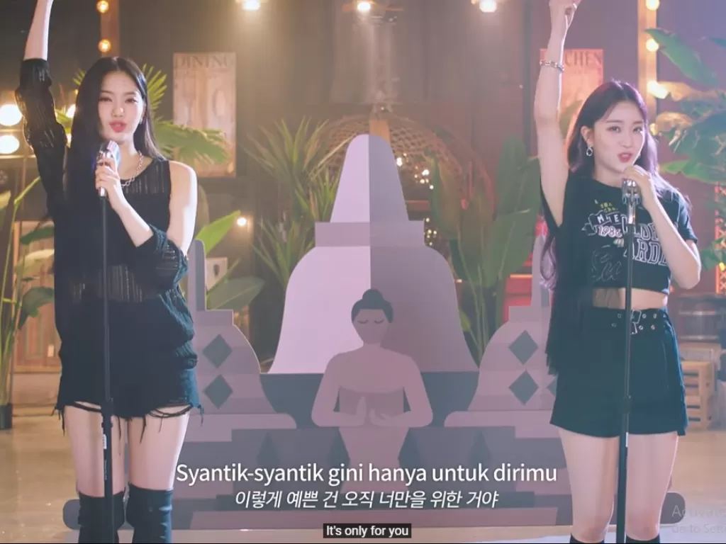 Dua member idol Kpop STAYC bawakan lagu Siti Badriah 'Lagi SYantik' (Youtube/1theK Originals).