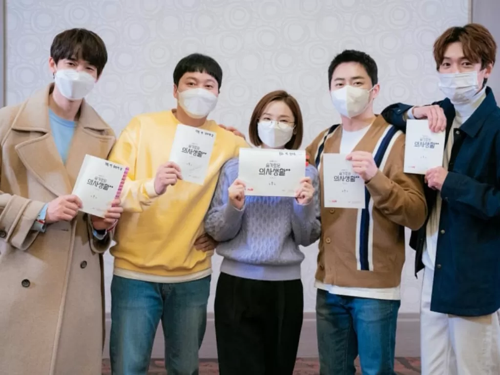 Para pemeran Hospital Playlist Season 2. (tvN)