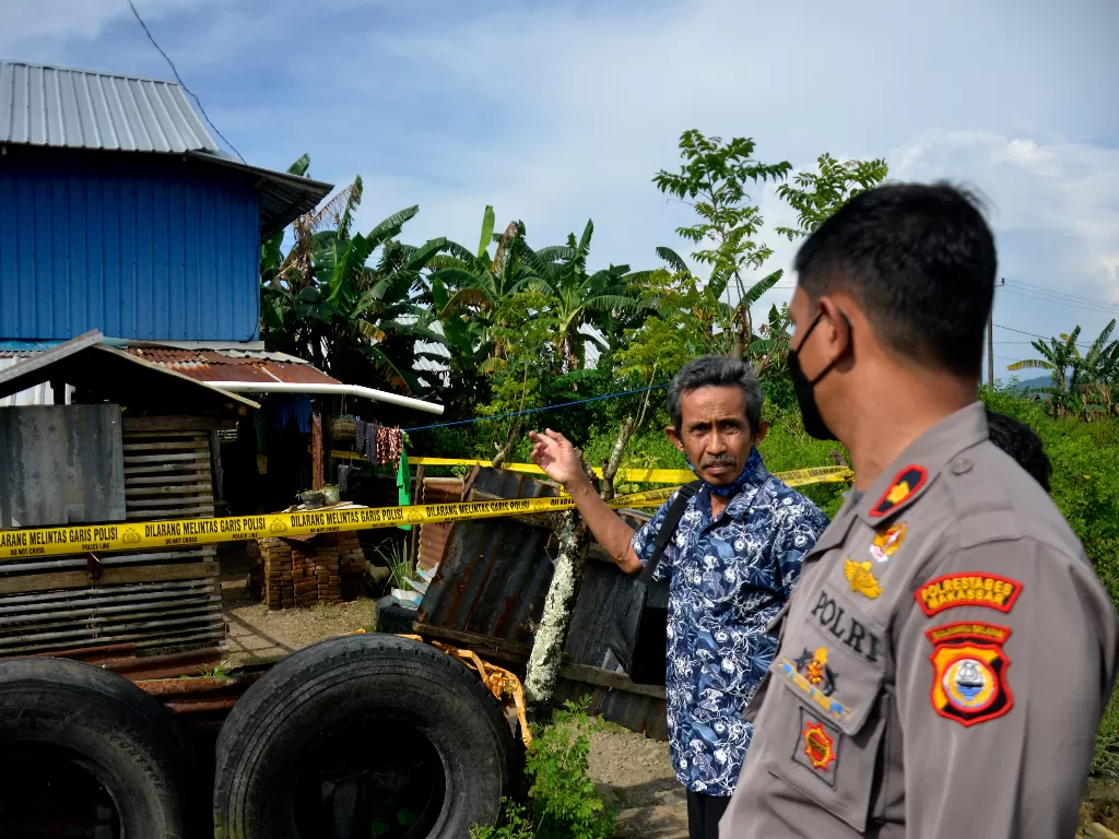 Petugas kepolisian menjaga sekitar rumah terduga teroris usai penggerebekan di Kecamatan Biringkanaya, Makassar, Sulawesi Selatan, Kamis (15/4/2021). (ANTARA FOTO/Abriawan Abhe).