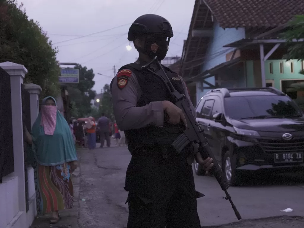 Ilustrasi - Polisi bersenjata melakukan penjagaan lokasi penggeledahan rumah terduga teroris oleh Densus 88 Anti Teror di Kelurahan Sumampir, Purwokerto, Banyumas, Jateng, Jumat (2/4/2021). (ANTARA/Idhad Zakaria)