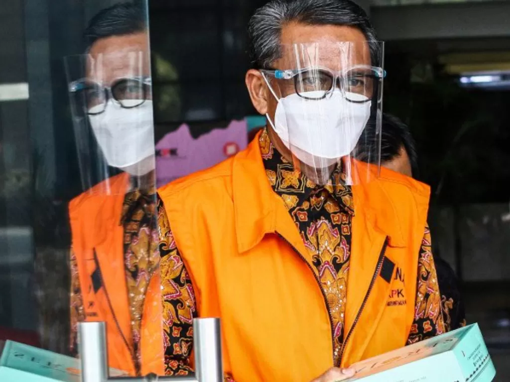 Tersangka Gubernur nonaktif Sulawesi Selatan Nurdin Abdullah berjalan usai menjalani pemeriksaan di Gedung KPK, Jakarta. (ANTARA FOTO/Rivan Awal Lingga)