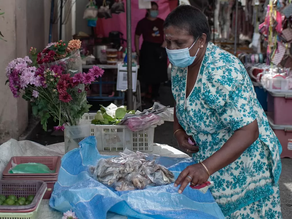 Kisah nenek yang berjuang menjual ikan asin. (Photo/Facebook/Lee Khai Loon)