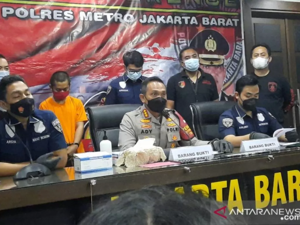  Kapolres Metro Jakarta Kombes Pol. Ady Wibowo (tengah) menggelar kasus pencurian dengan kekerasan berupa 14 unit ponsel yang dilakukan seorang pegawai toko berinisial GL di Rukan Sedayu Square Cengkareng, Kamis (15/4/2021). (photo/ANTARA/Anisyah Rahmawat