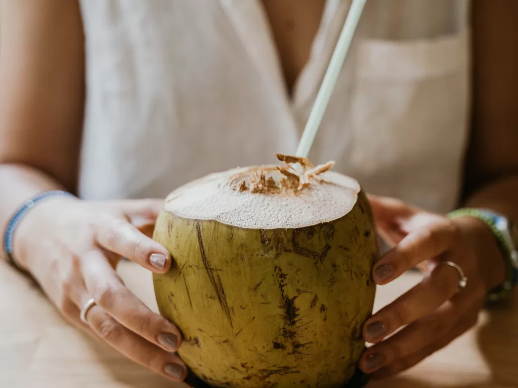 Kesegaran es kelapa untuk menu berbuka puasa juga bermanfaat untuk kesehatan (Foto: Pexels/Anna Tarazevich-4985526)