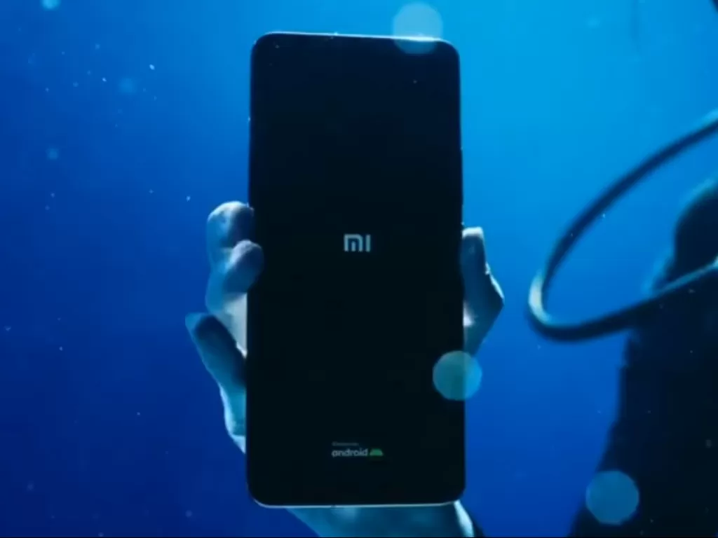 Smartphone Xiaomi Mi 11 Ultra yang di-unbox dari dalam air (photo/Weibo/Xiaomi)