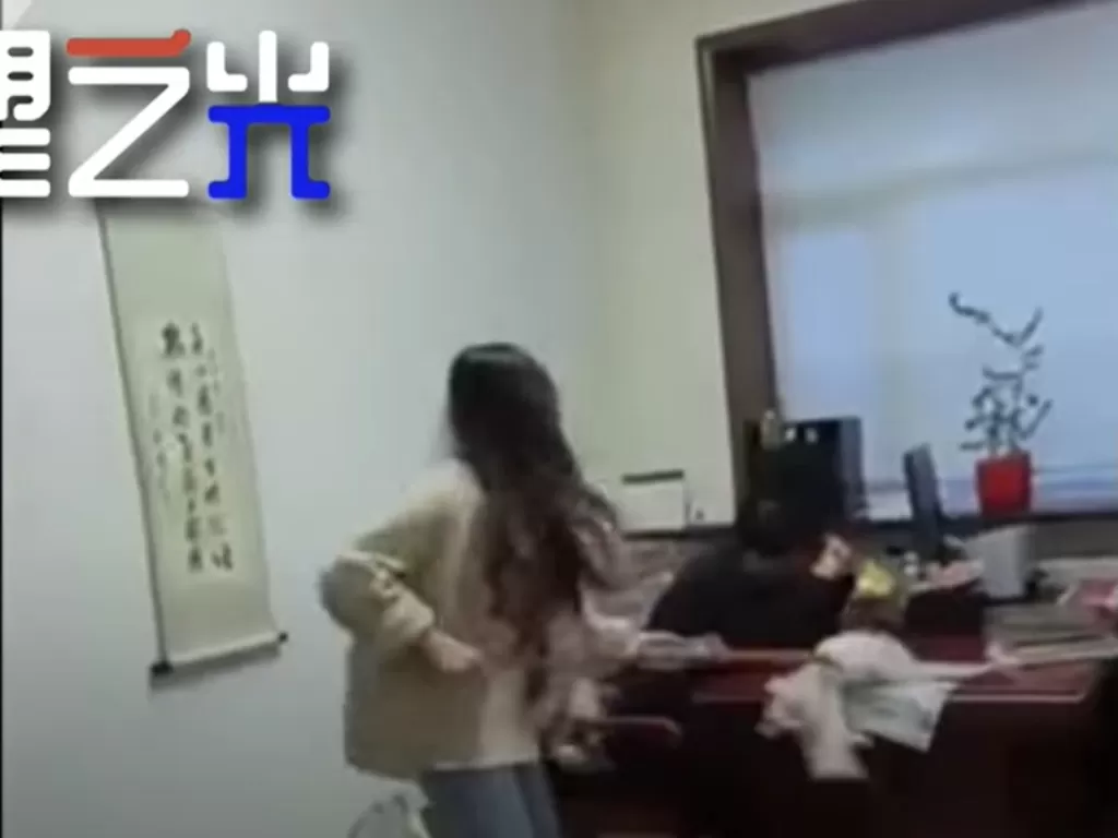 Wanita ini pukul bosnya pakai kain pel (YouTube/X?wàng zh? gu?ng)