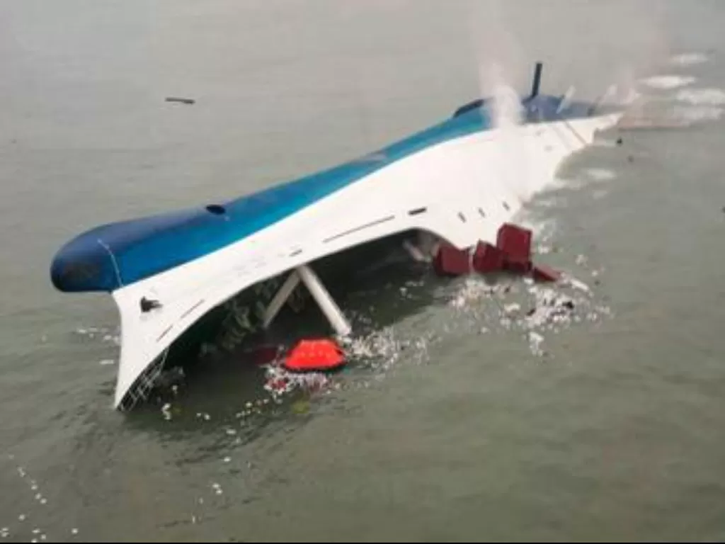 Tenggelamnya Kapal Sewol di Korea Selatan pada 16 April 2014 (Foto: Wikipedia).