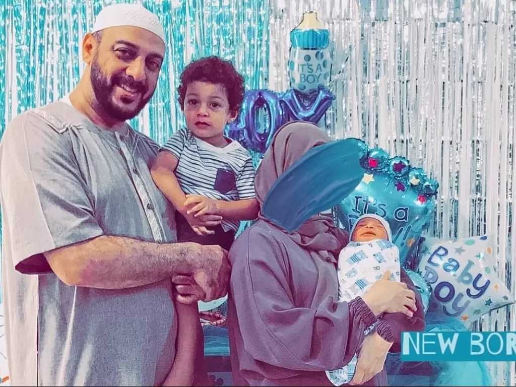 Syekh Ali Jaber bersama istri dan anaknya. (Instagram/@ummu_fahad_ali_jaber)