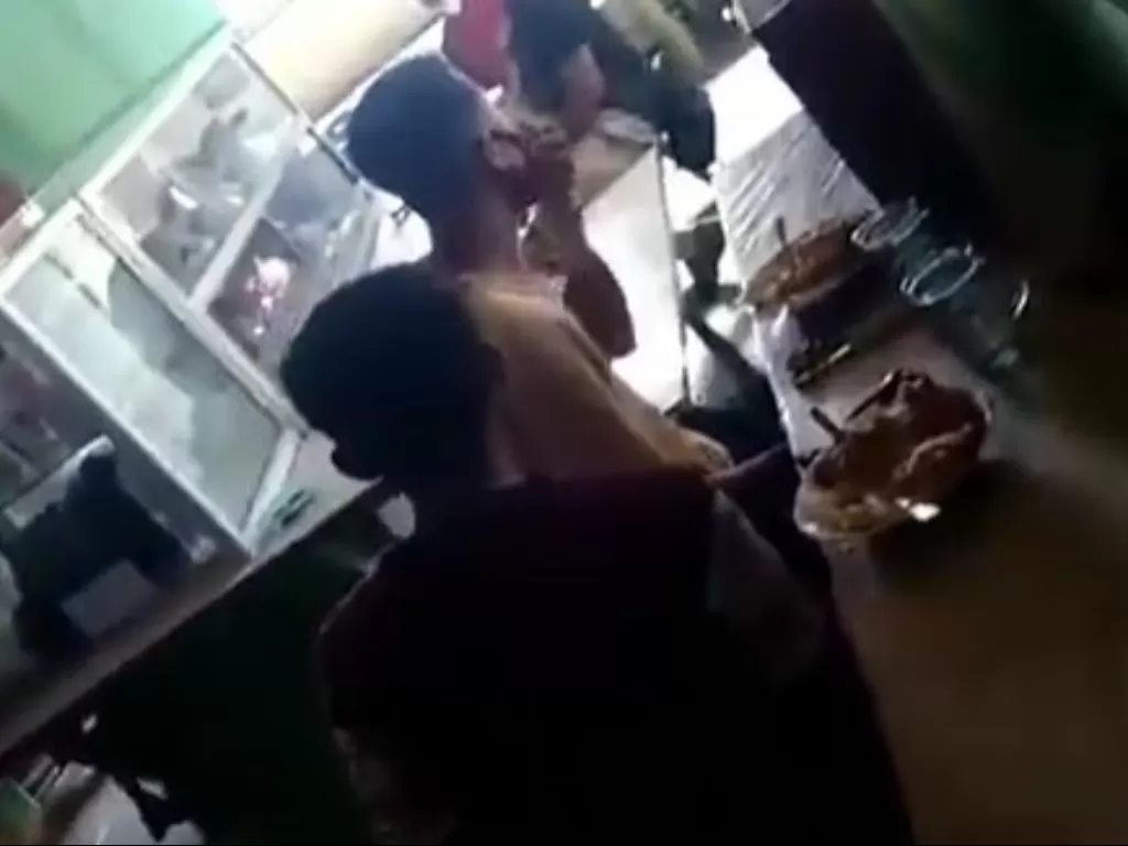 Pelanggan yang tertangkap basah makan di warteg. (Instagram)
