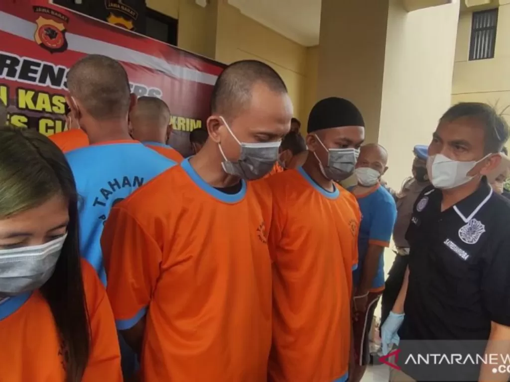 Kepala Sekolah MTSN Tanggung, Cianjur, Jawa Barat, ditangkap karena terlibat pesta narkoba bersama empat orang rekannya. (Antara/Ahmad Fikri)