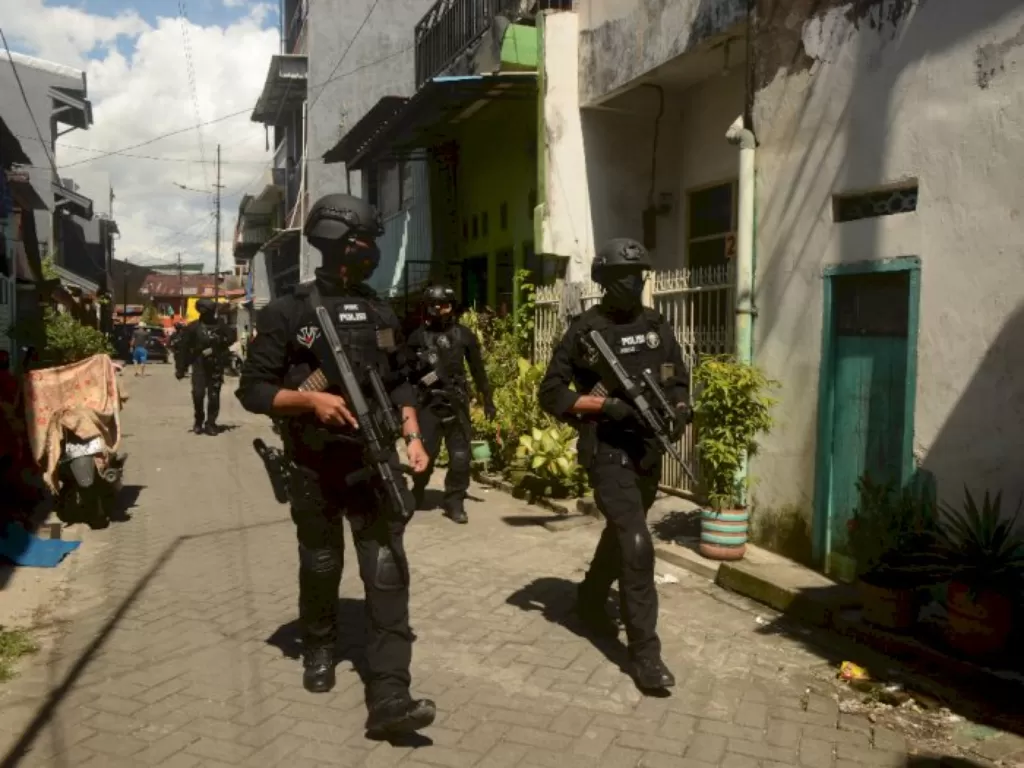 Tim Gegana Polda Sulsel melakukan pengamanan di sekitar lokasi rumah terduga bom bunuh diri Gereja Katedral Makassar di Jalan Tinumbu,Kelurahan Bunga Ejaya, Makassar, Sulawesi Selatan, Senin (29/3/2021). (ANTARA FOTO/Sahrul Manda Tikupadang) News