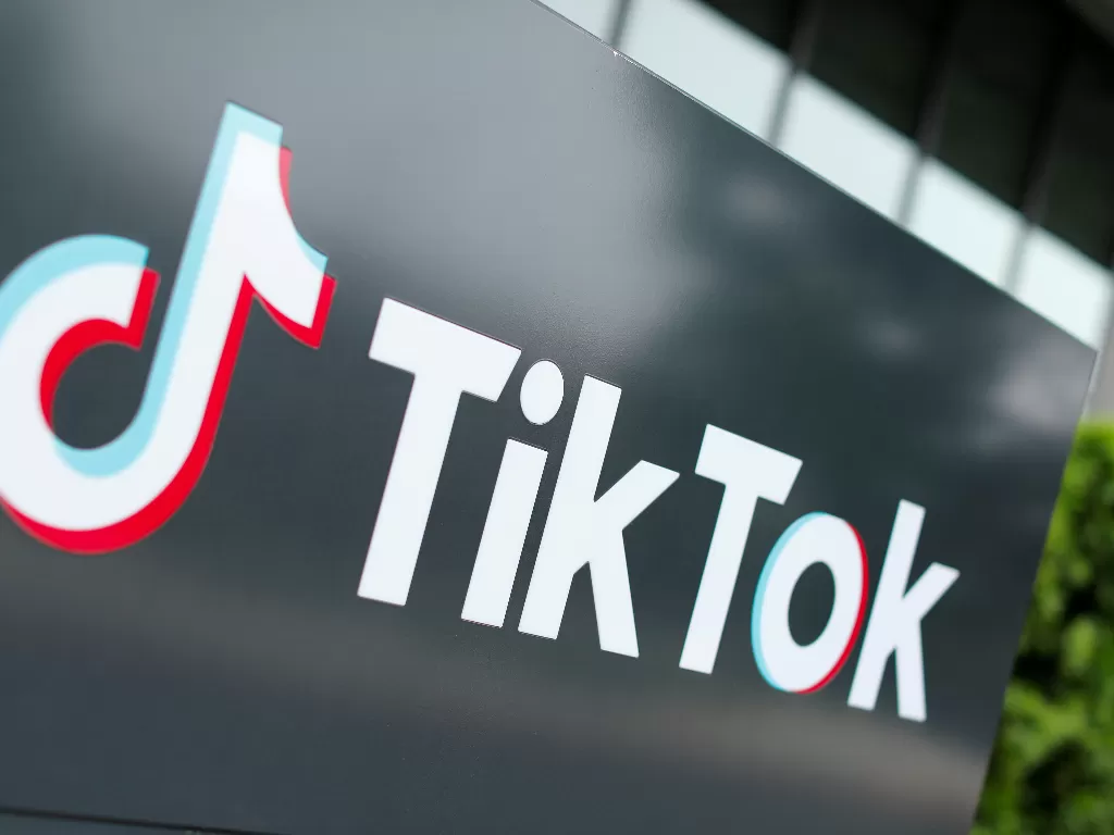 Logo TikTok di depan kantor pusat mereka di Amerika Serikat (REUTERS/Mike Blake/File Photo).