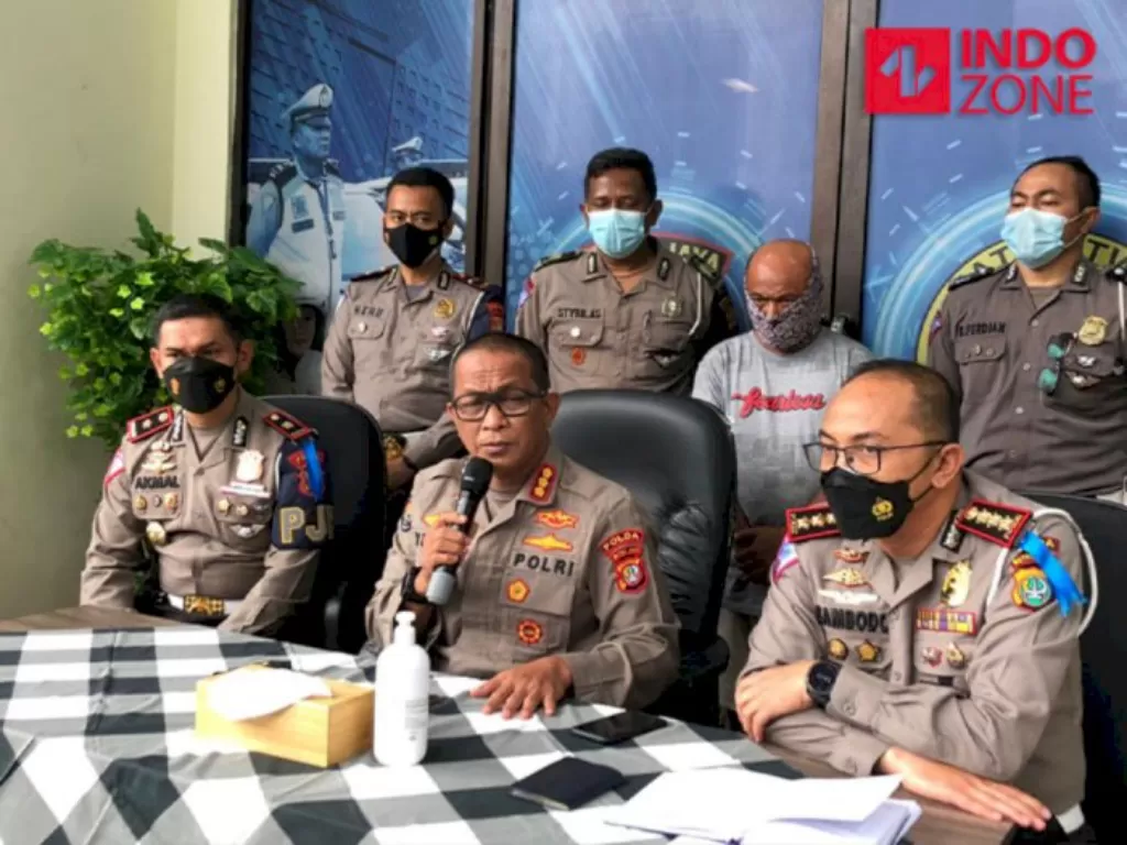 Konferensi pers kasus derek liar yang viral di Polda Metro Jaya. (INDOZONE/Samsudhuha Wildansyah)