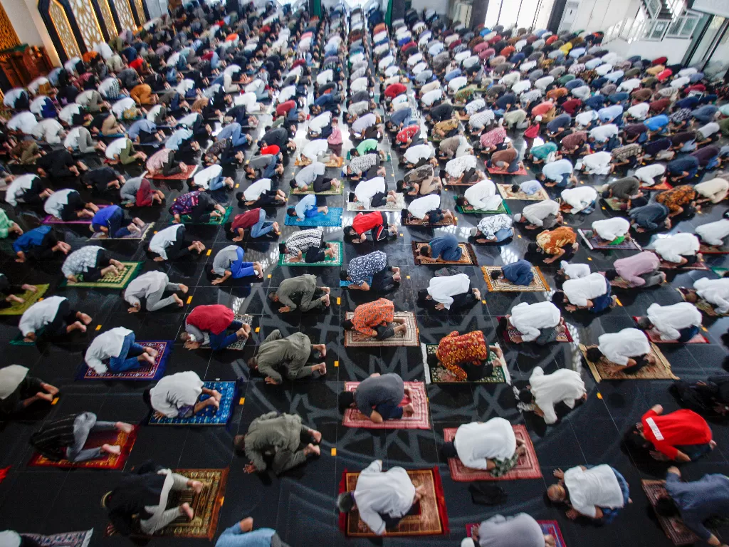Umat Islam melaksanakan shalat Jumat di Masjid Baitul Faizin (ANTARA FOTO/Yulius Satria Wijaya)