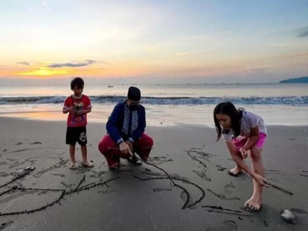 Anies Baswedan saat di Pantai Teluk Penyu Cilacap. (Instagram/@aniesbaswedan)