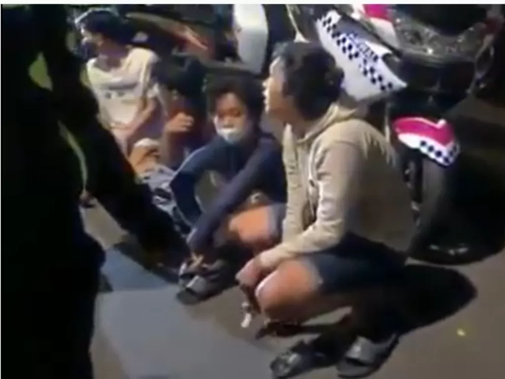 Para pemuda yang diciduk polisi karena lakukan balapan liar di Pondok Indah, jaksel. (Instagram/@merekamjakarta).
