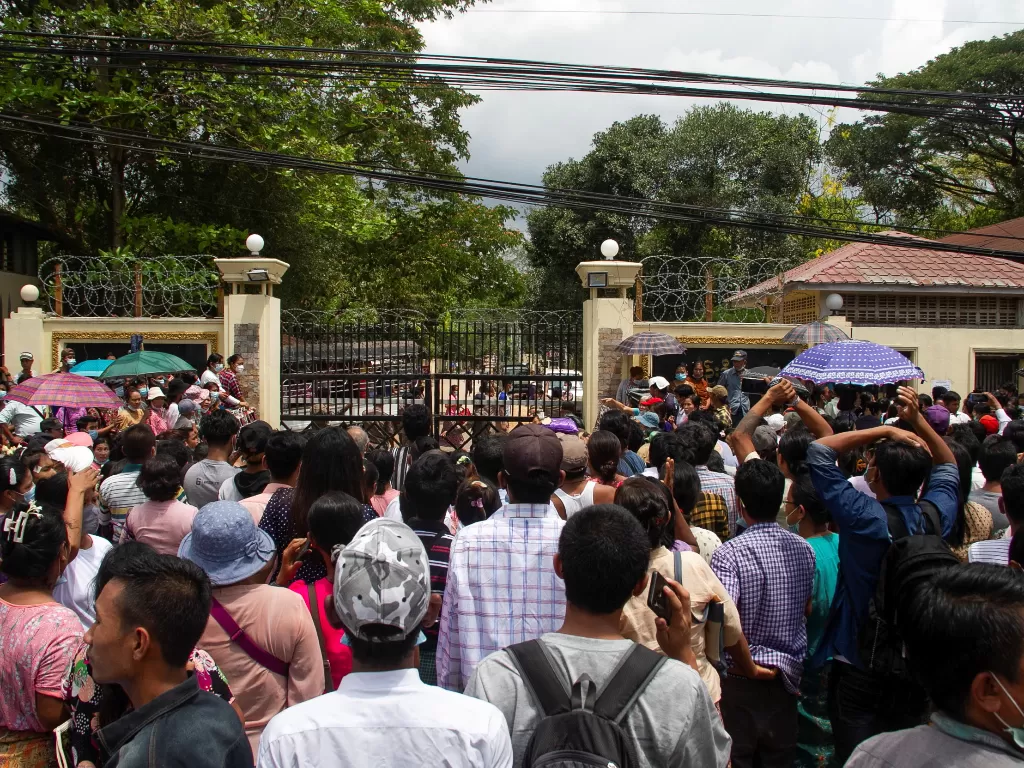 Kerabat dan keluarga menunggu di luar Penjara Insein, ketika junta Myanmar membebaskan 23.184 tahanan dari penjara di Yangon, Myanmar, 17 April 2021. (photo/REUTERS/Stringer)