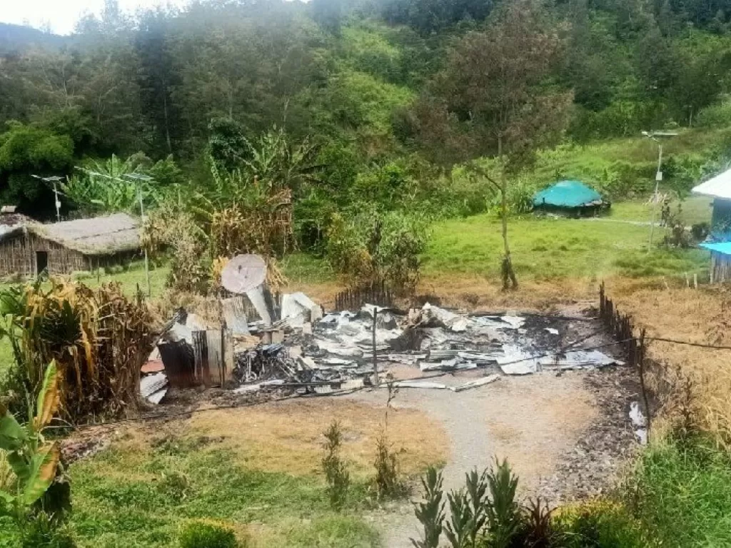 Salah satu rumah warga yang dibakar di Beoga, Kabupaten Puncak, Sabtu.  (photo/ANTARA/Istimewa)