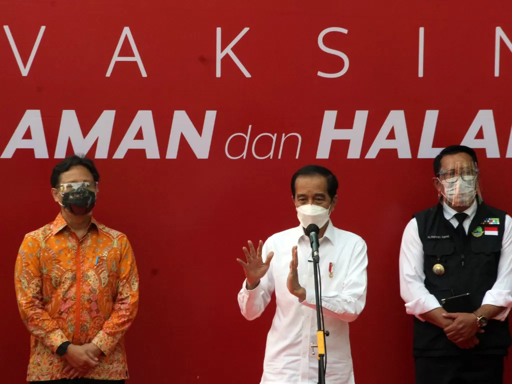 Presiden Joko Widodo (tengah) bersama Menteri Kesehatan Budi Gunadi Sadikin (kiri) dan Gubernur Jawa Barat Ridwan Kamil (kanan) saat memberikan keterangan kepada wartawan usai meninjau program vaksinasi drive thru di halaman GOR Pajajaran, Kota Bogor, Jaw
