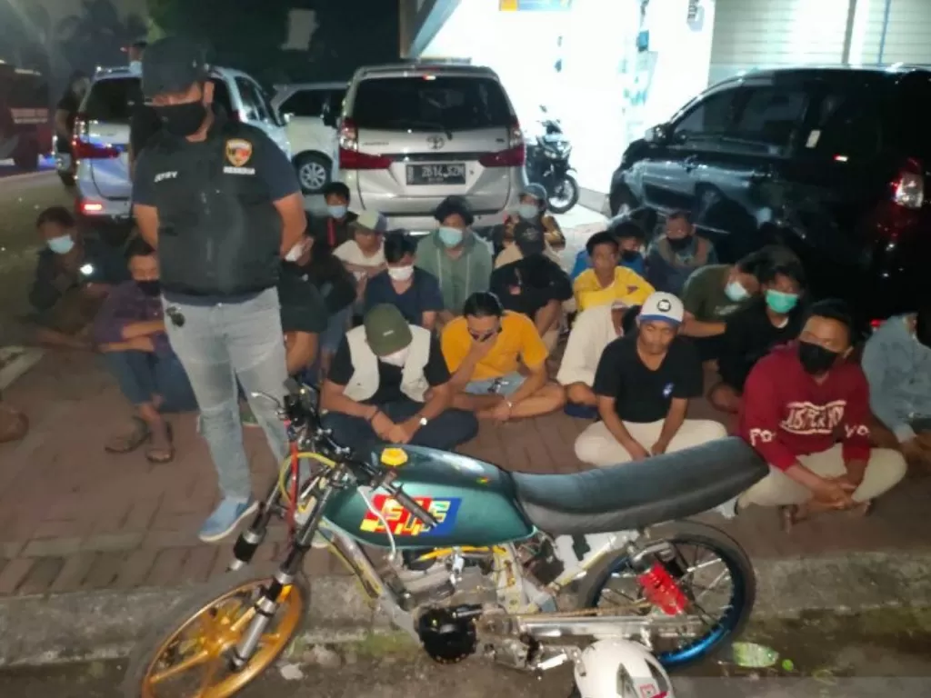 Polres Metro Jakarta Barat mengamankan 40 remaja pelaku balap liar di wilayah Kembangan, pada Minggu dini hari (18/4/2021). (ANTARA/HO-Polres Metro Jakarta Barat)