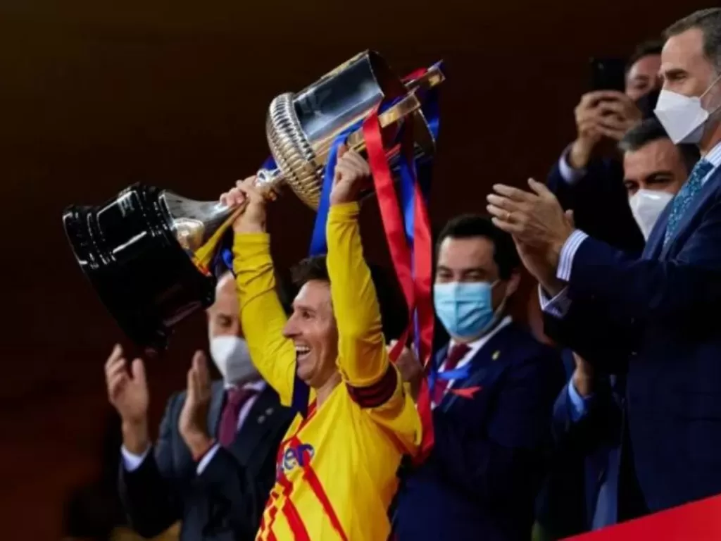 Lionel Messi saat mengangkat trofi Copa del Rey musim 2020-21. (twitter.com/fcbarcelona)