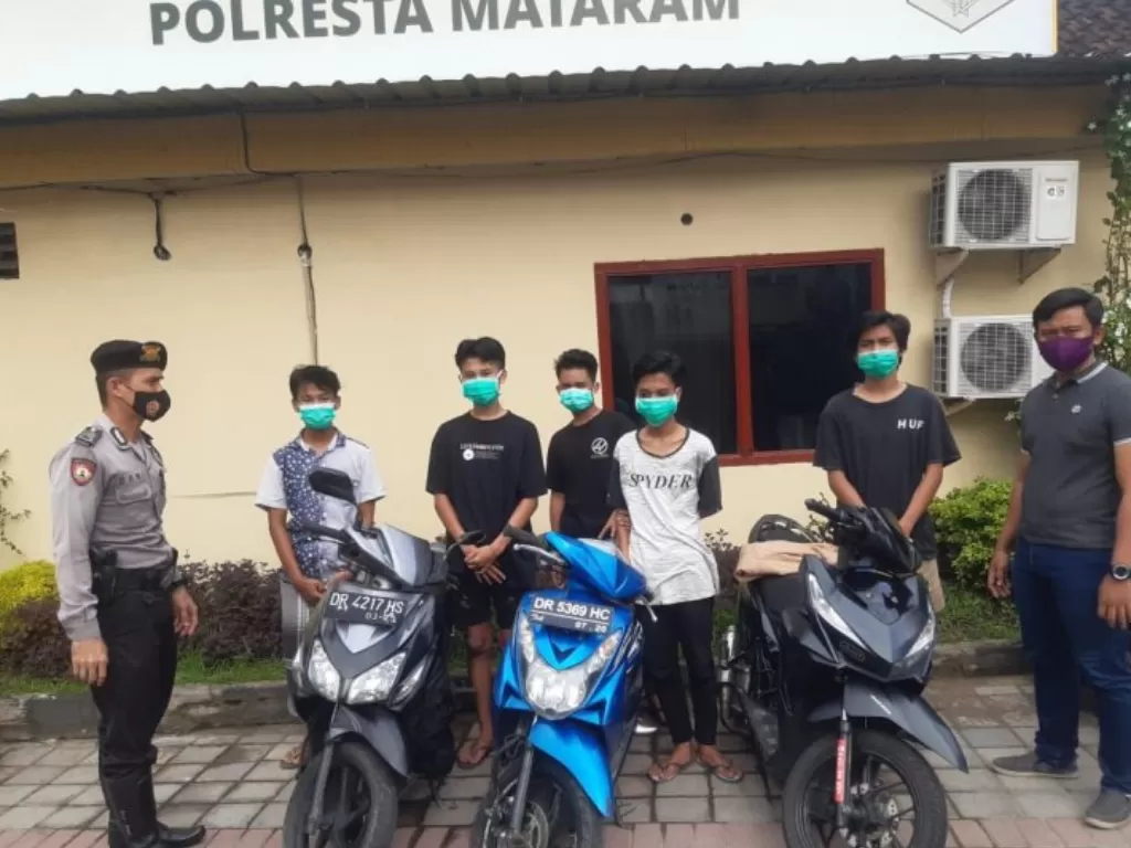 Tim gabungan Polresta Mataram, Nusa Tenggara Barat, mengamankan lima pelaku balapan liar dan 11 pelaku perang petasan. (ANTARA)