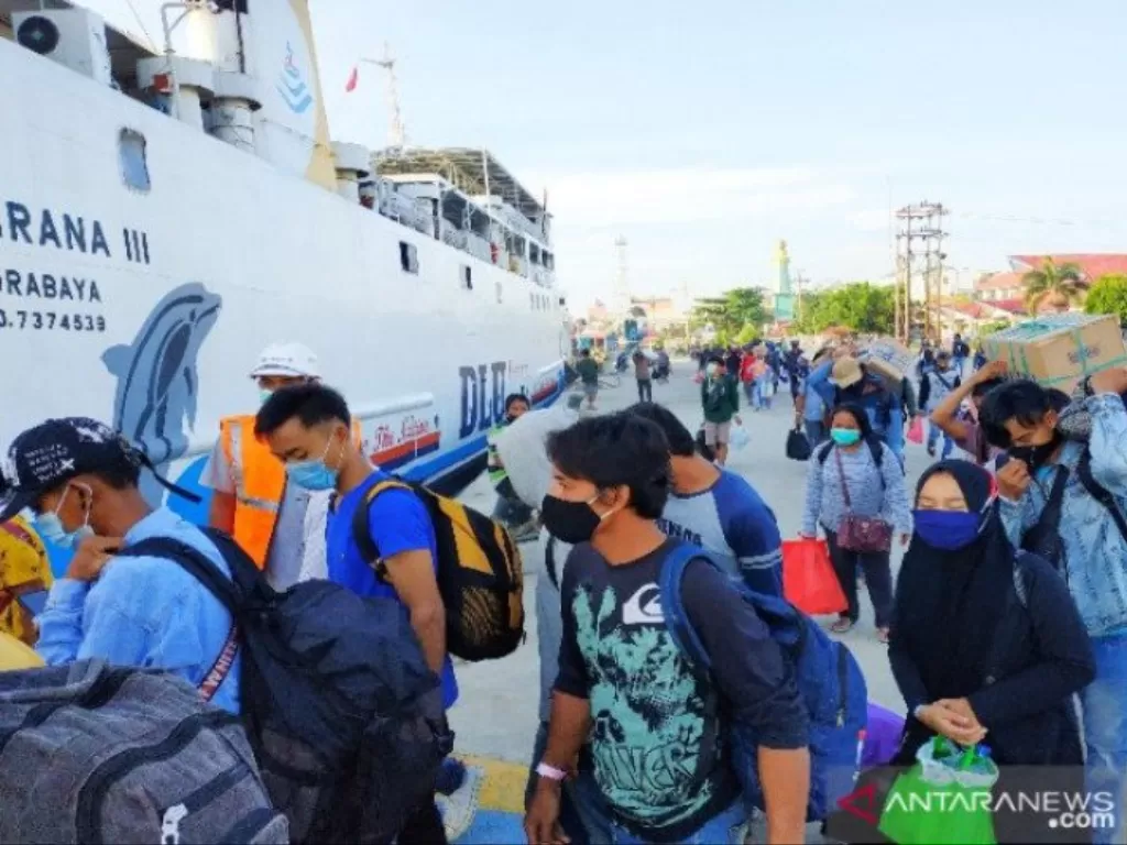 Sejumlah penumpang bersiap menaiki KM Kirana III yang akan bertolak dari Pelabuhan Sampit, Kalimantan Tengah, menuju Surabaya. (Foto: ANTARA/Norjani)