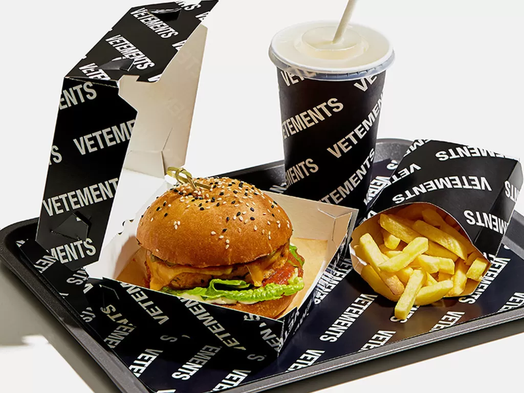 Tampilan fast food milik VETEMENTS. (photo/Dok. VETEMENTS via Highs Nobiety)